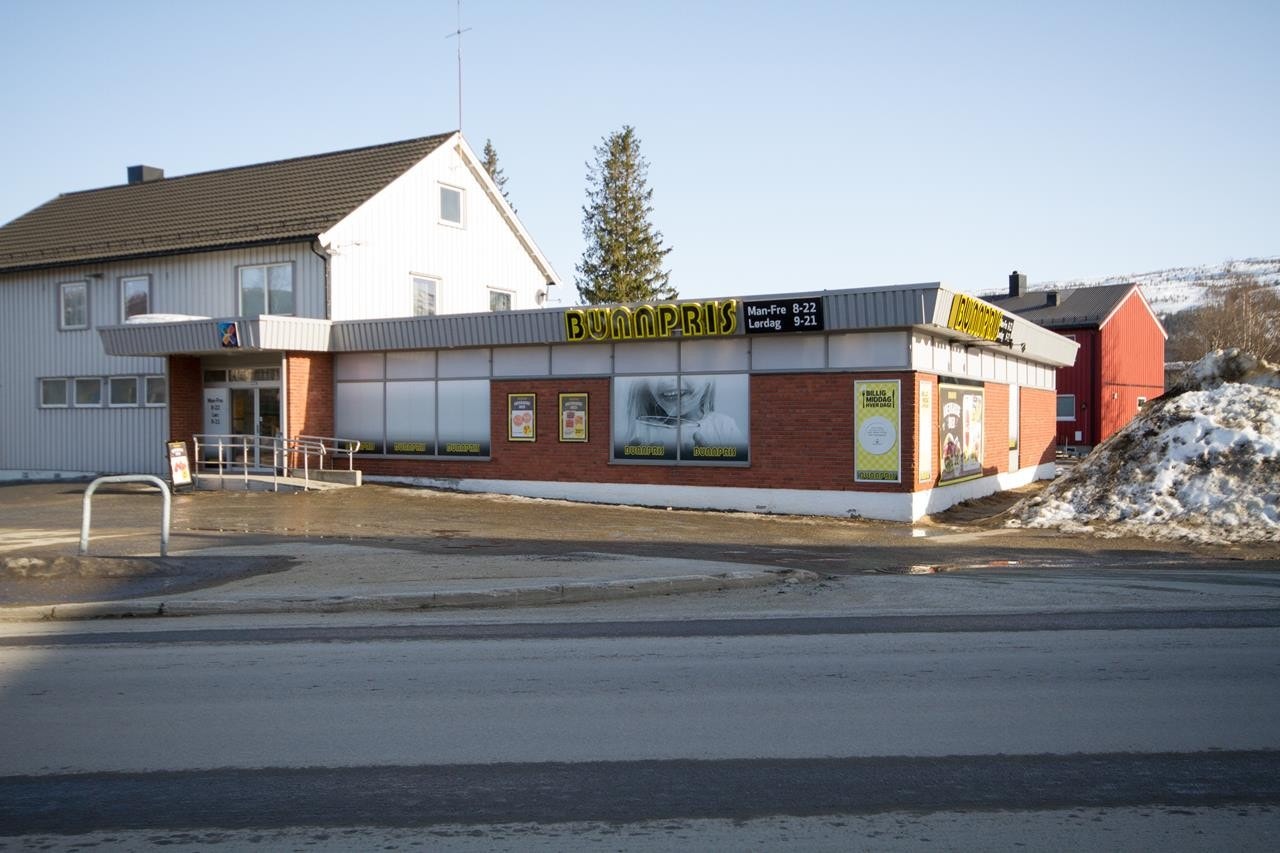 Fra leiligheten har man umiddelbar nærhet til dagligvare og pizzeria. Galleribilde