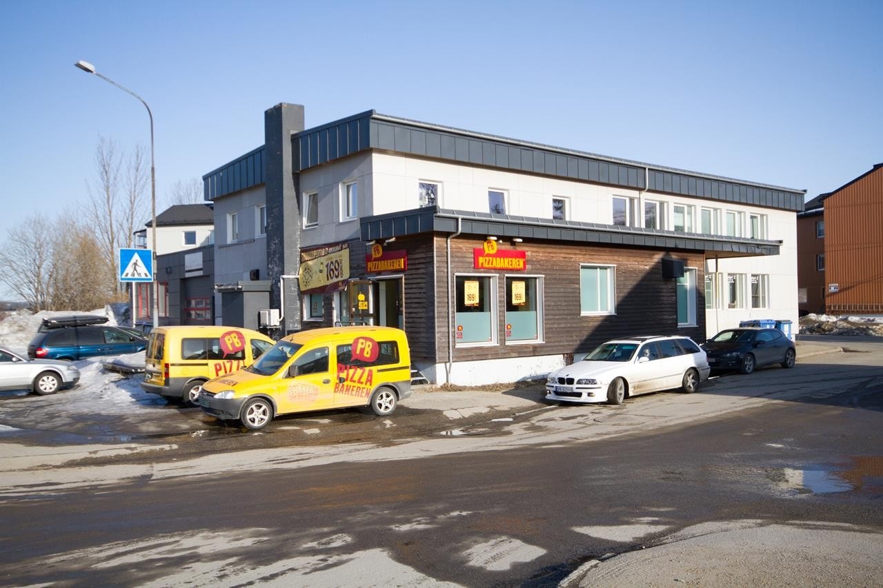 Fra leiligheten har man umiddelbar nærhet til dagligvare og pizzeria. Galleribilde