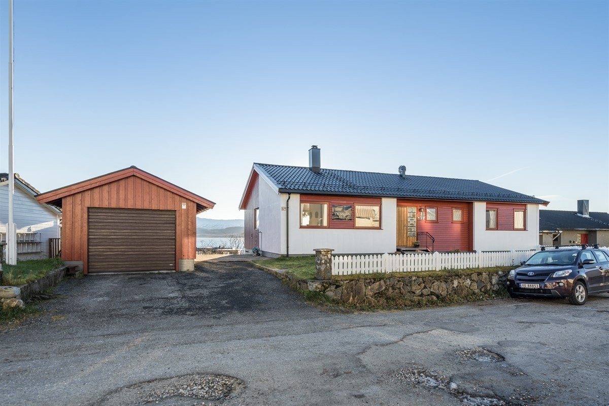 Innholdsrik og trivelig enebolig med garasje, solrik tomt, fantastisk fjordutsikt