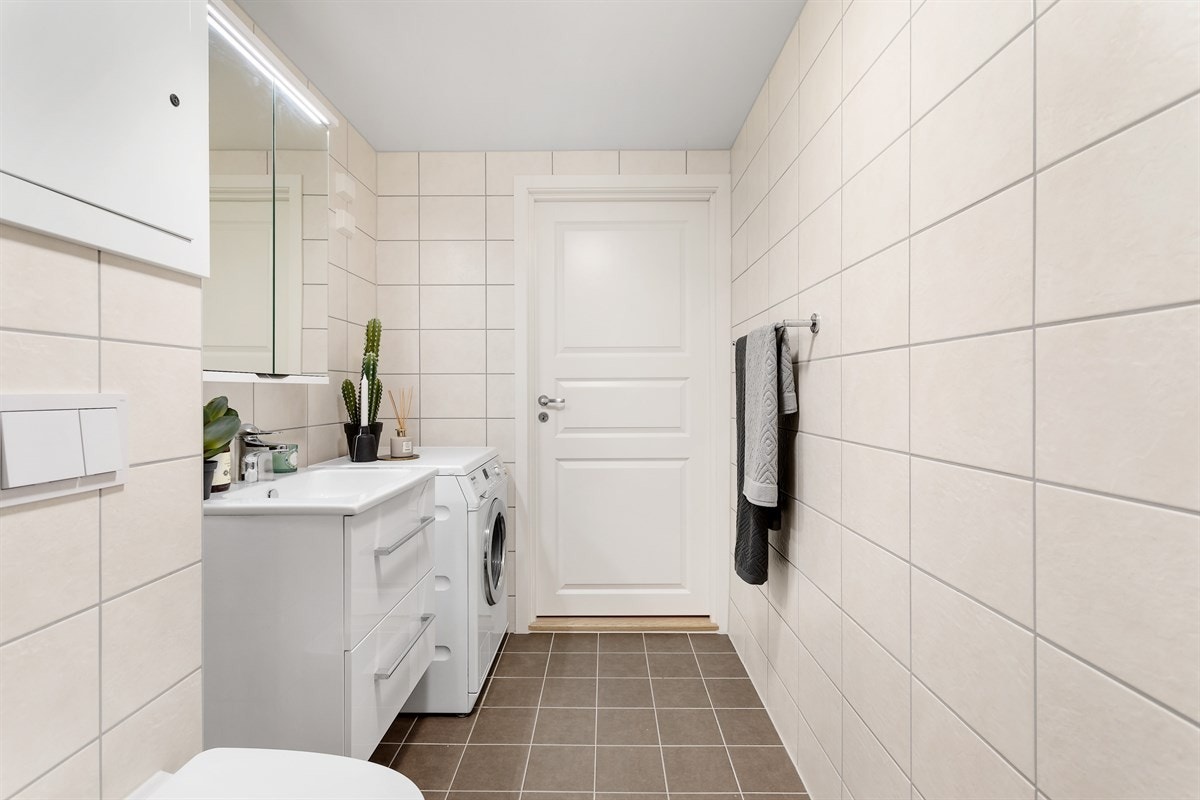 Opplegg for vaskemaskin og tørketrommel på bad Galleribilde