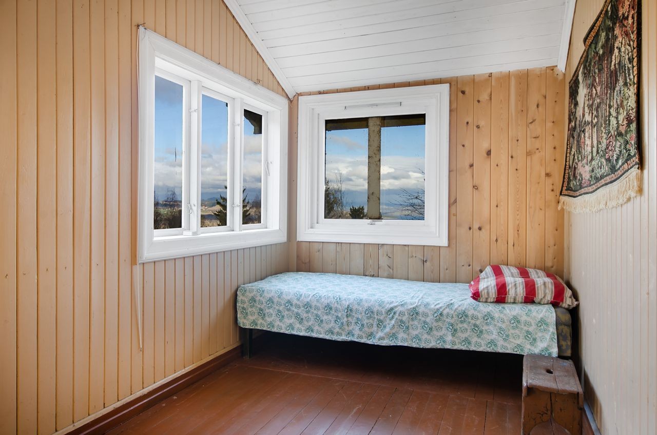 Koselig oppholdsrom med fin utsikt fra vinduene. Rommet er i dag innredet som soverom. Galleribilde