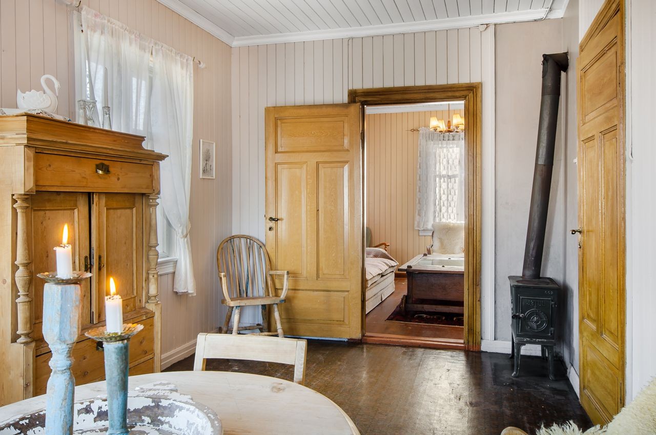 Stuen varmes opp med Jøtul-ovn Galleribilde