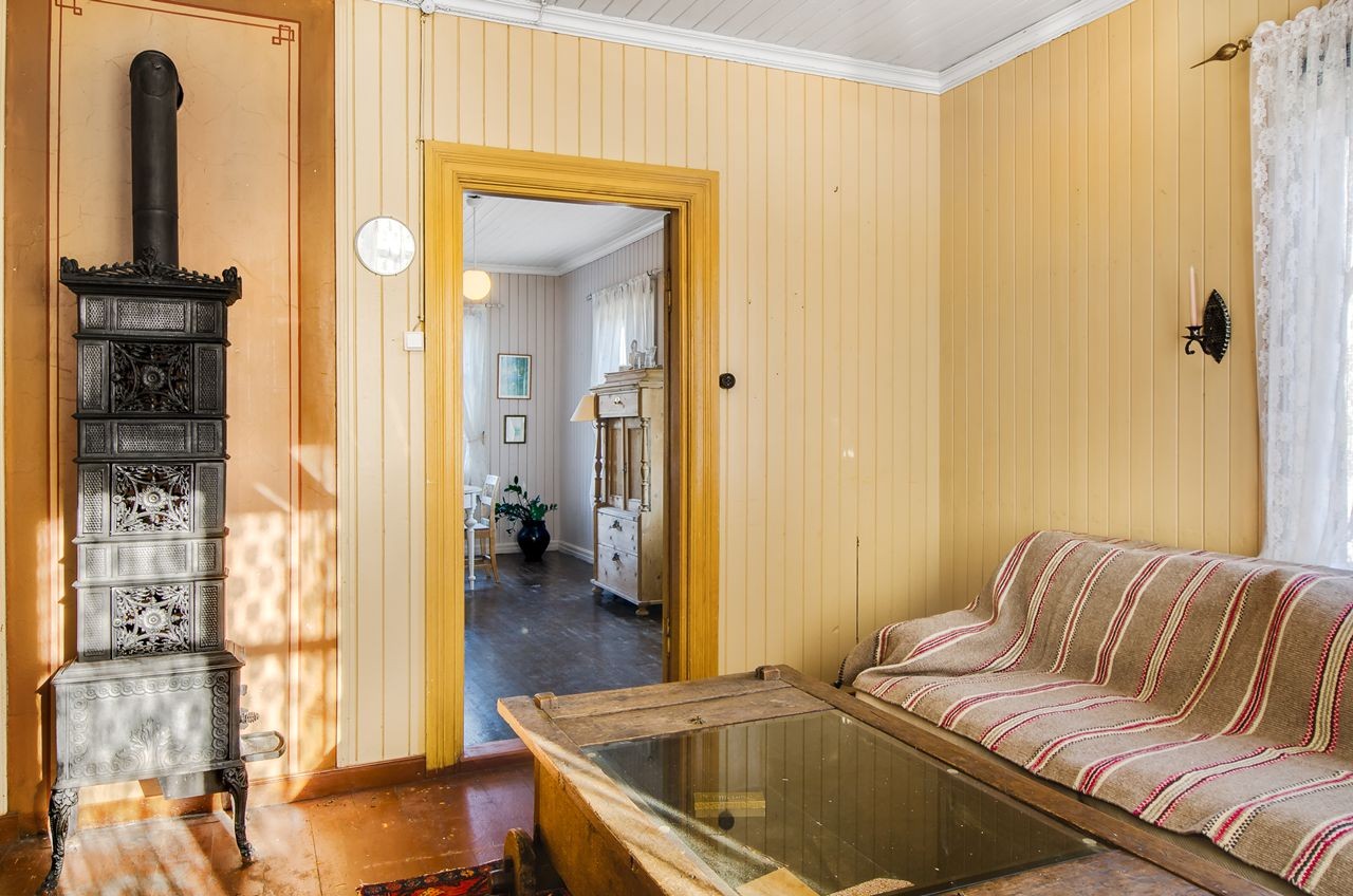 Nostalgisk etasjeovn er montert i denne stuedelen Galleribilde