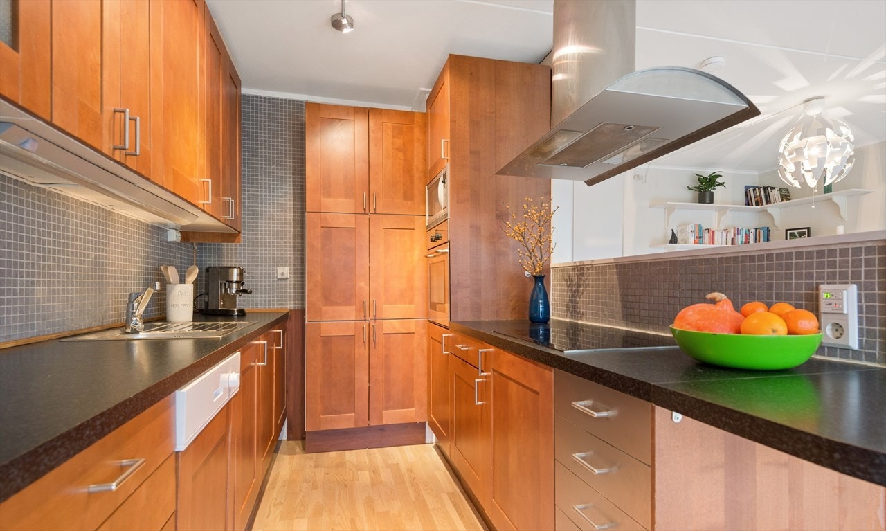 Her er det svært god benk- og skapplass. Galleribilde