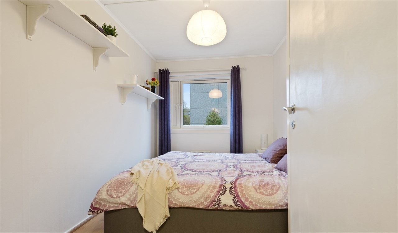 På hovedsoverommet er det plass til dobbeltseng. Mange velger å bruke dettte som barnerom, siden det ikke er det største soverommet i leiligheten. Galleribilde