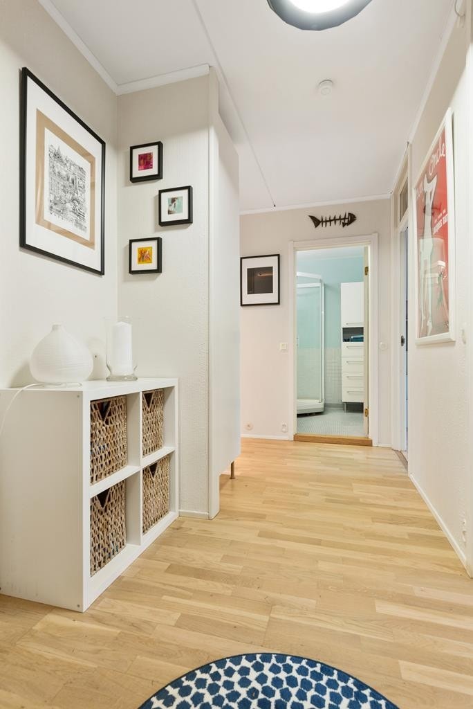 Lys og innbydende entré med adkomst til praktisk garderoberom for gode oppbevaringsmuligheter. Galleribilde