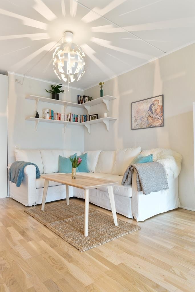 I stuen er det god plass til hjørnesofa. Galleribilde