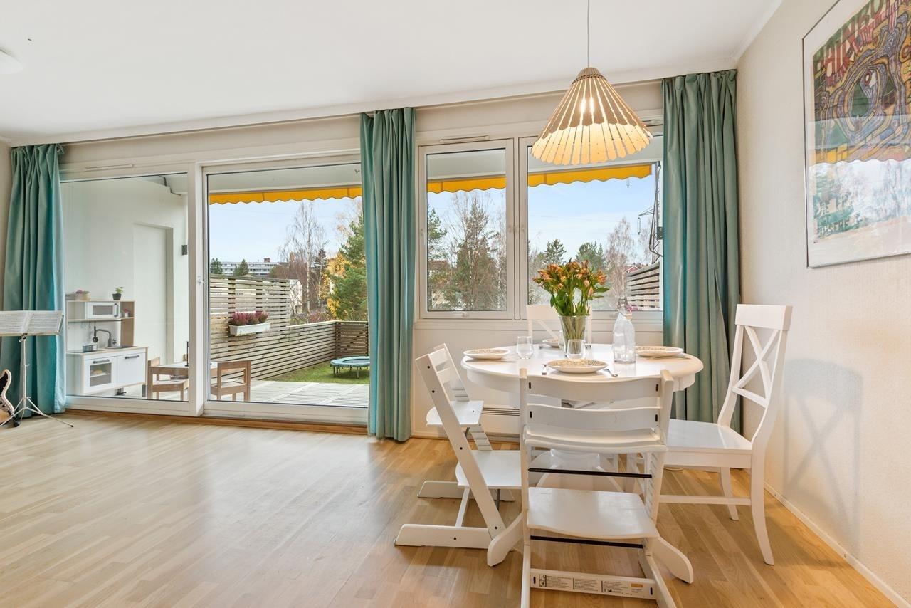 Naturlig plass til spisebord ved utgangen til hagen. Galleribilde