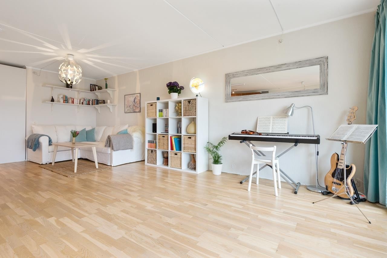 Romslig og delikat stue i lyse og tidløse farger. Galleribilde