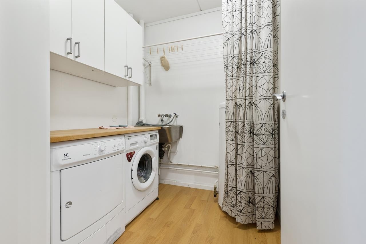 Svært praktisk vaskerom med opplegg for vaskemaskin og tørketrommel. Galleribilde