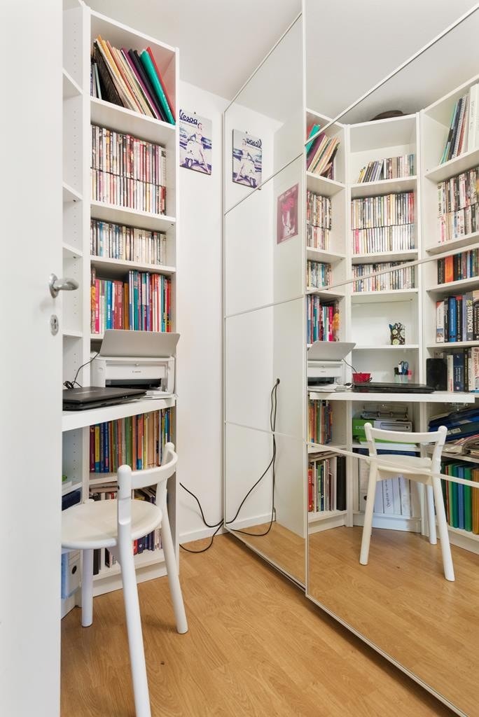 I garderoberommet er det god plass til oppbevaring. Brukes i dag også som kontor. Galleribilde