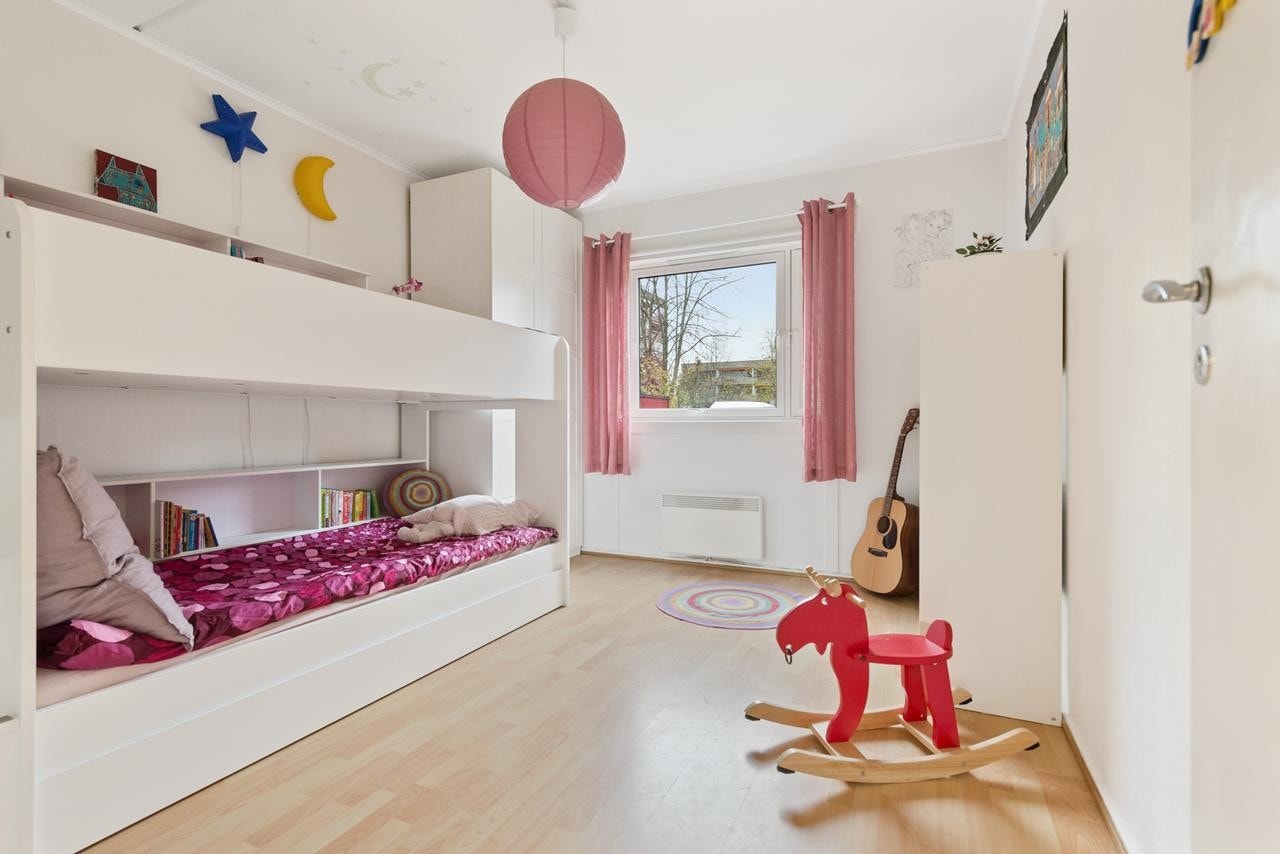 Det andre soverommet er det største soverommet og selger har valgt å bruke det som barnerom, slik at barna har mer lekeplass. Her er det plass til dobbeltseng, garderobeskap, kommode osv. Galleribilde