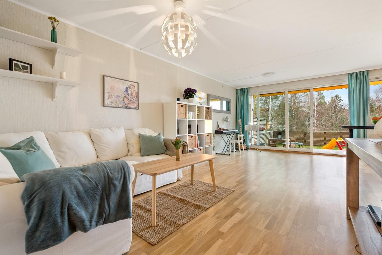 Generøse vindusflater bidrar til rikelig med naturlig lys. Galleribilde