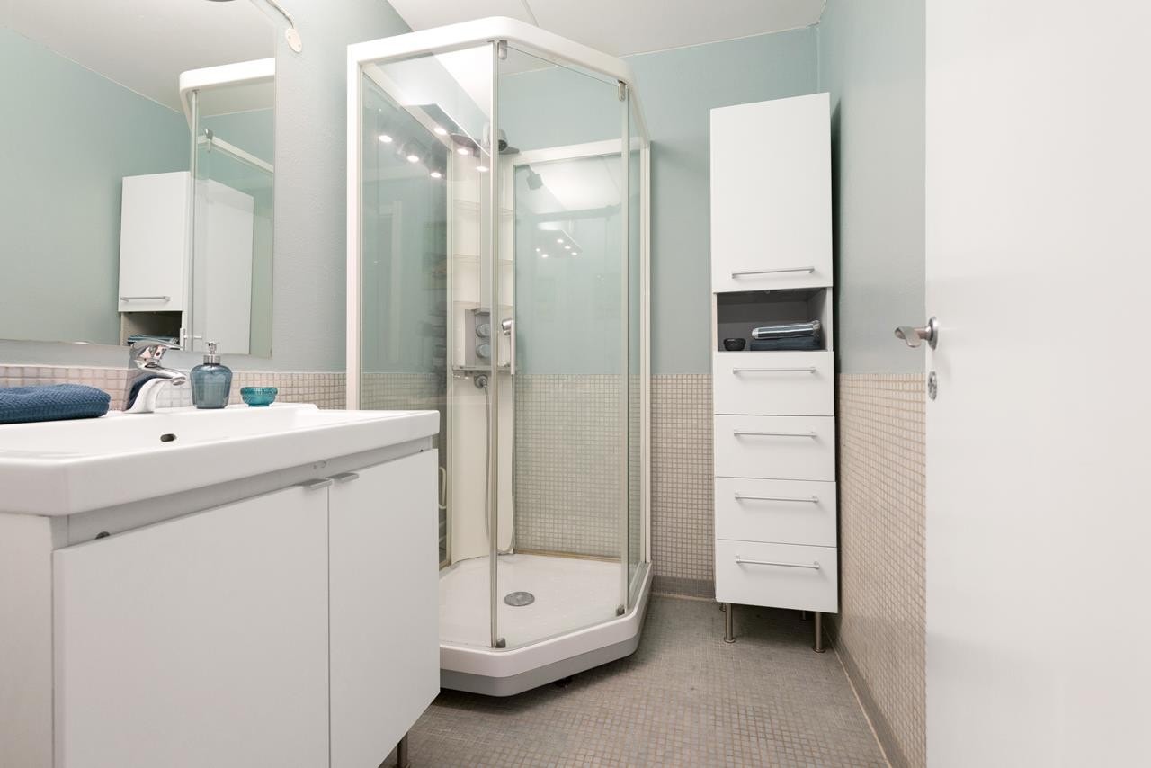 Badet er pent flislagt med mosaikkfliser på gulv og delvis på vegger. Det er mulighet for å bygge et stort baderom hvis man slår sammen baderom og vaskerom. Galleribilde