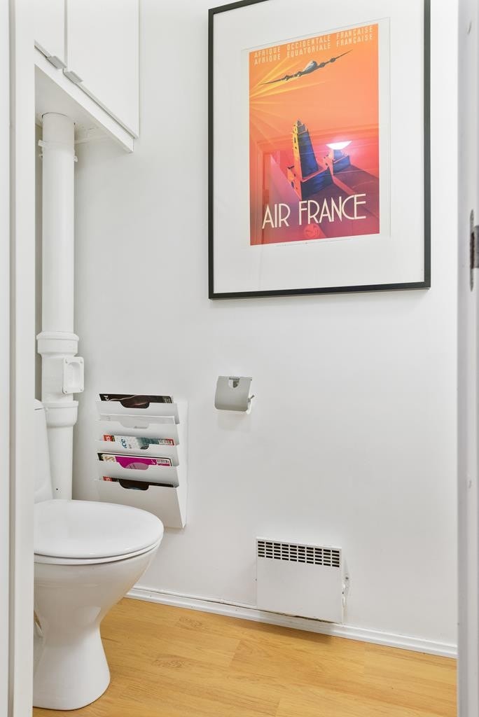 Praktisk separat toalett mellom badet og vaskerommet. Galleribilde