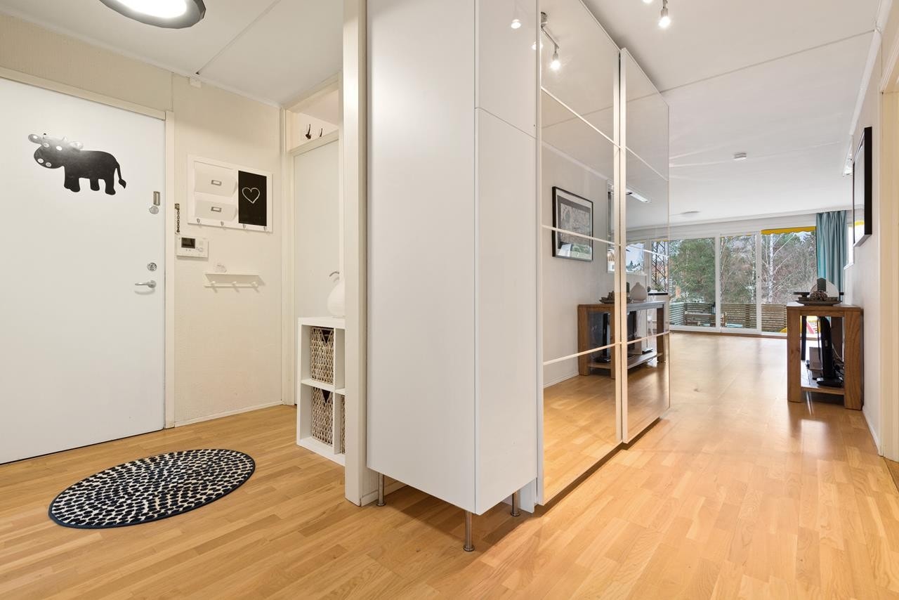 Det er videre plassbygd skyvedørsgarderobe i gangen. Her er det oppbevaringsplass til hele familien! Galleribilde