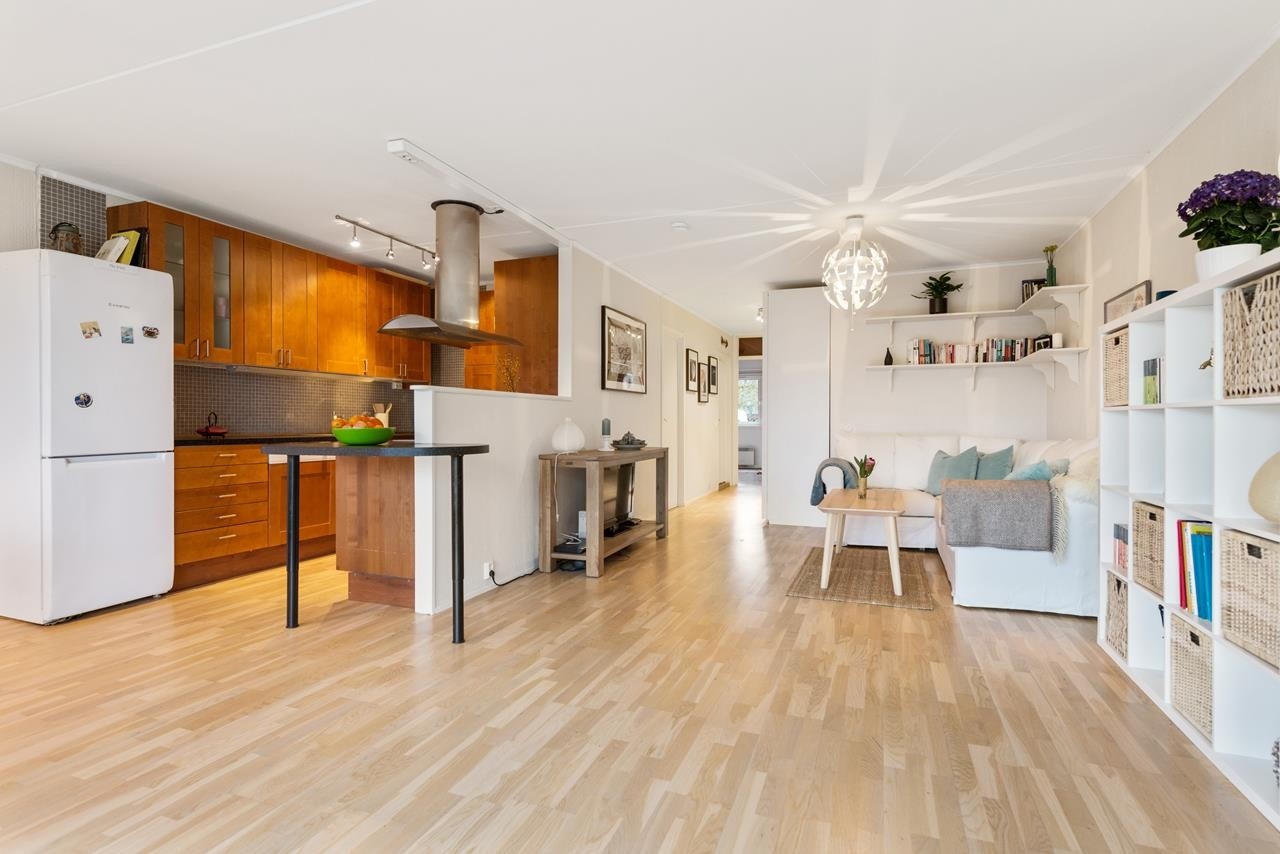 Stuen ligger i åpen løsning mot kjøkkenet. Galleribilde