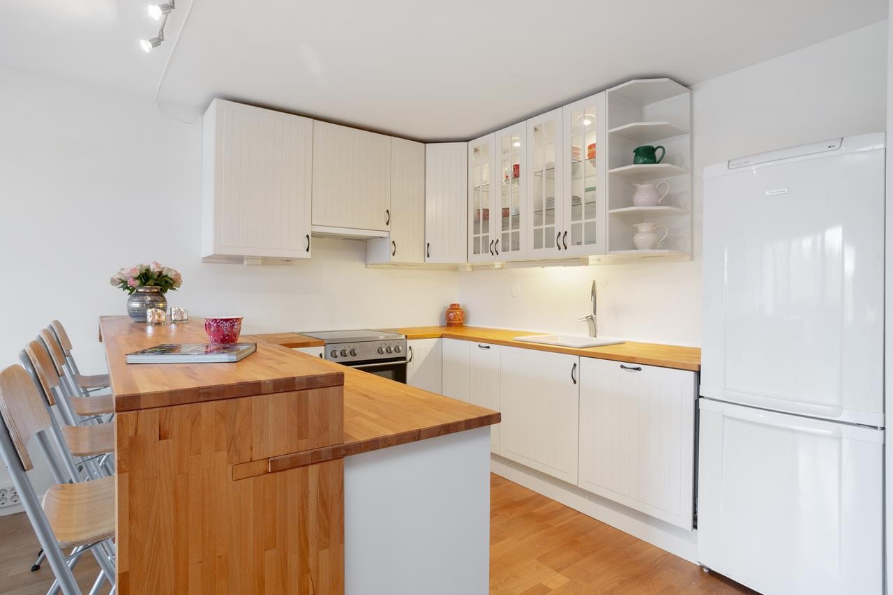 Kjøkkenet er praktisk med god skap - og benkeplass, samt kjøkkenøy. Galleribilde