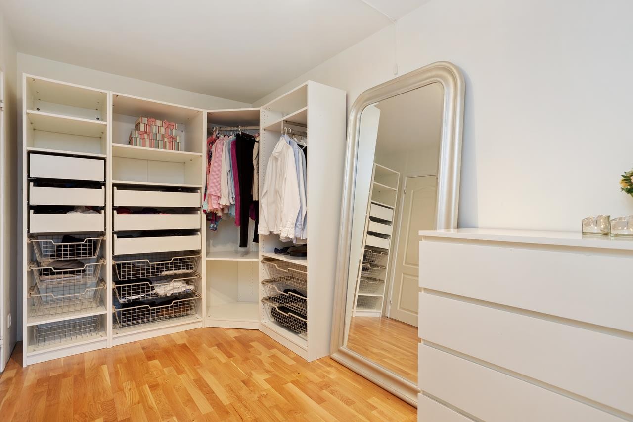 Eget garderoberom i tilknytning til soverommet. Galleribilde