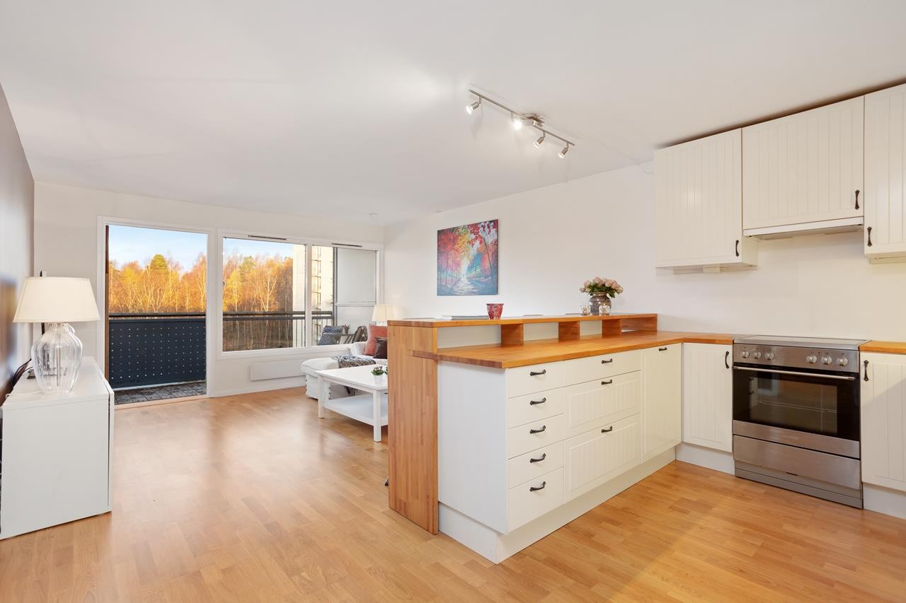 Stuen har store vindusflater som slipper inn rikelig med naturlig lys. Galleribilde