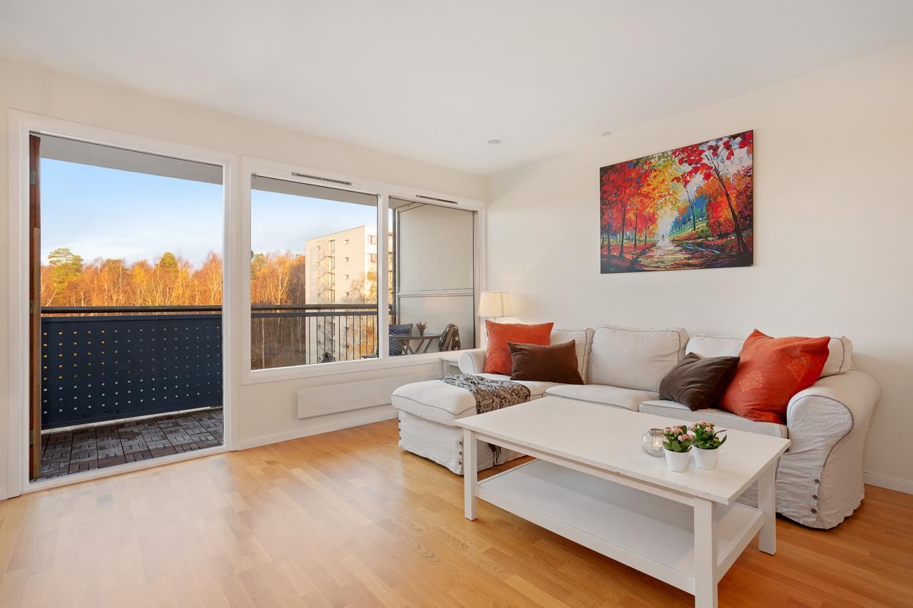 Romslig åpen stue - og kjøkkenløsning med flere "soner" og gode muligheter for møblering. Galleribilde