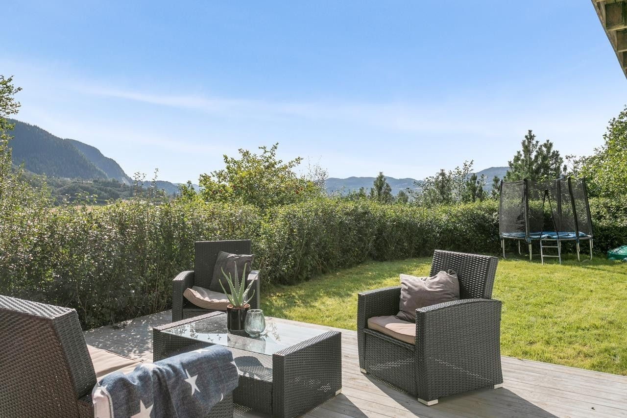 Hage og markterrasse med koselig grøntareal utenfor sokkelleiligheten. Galleribilde