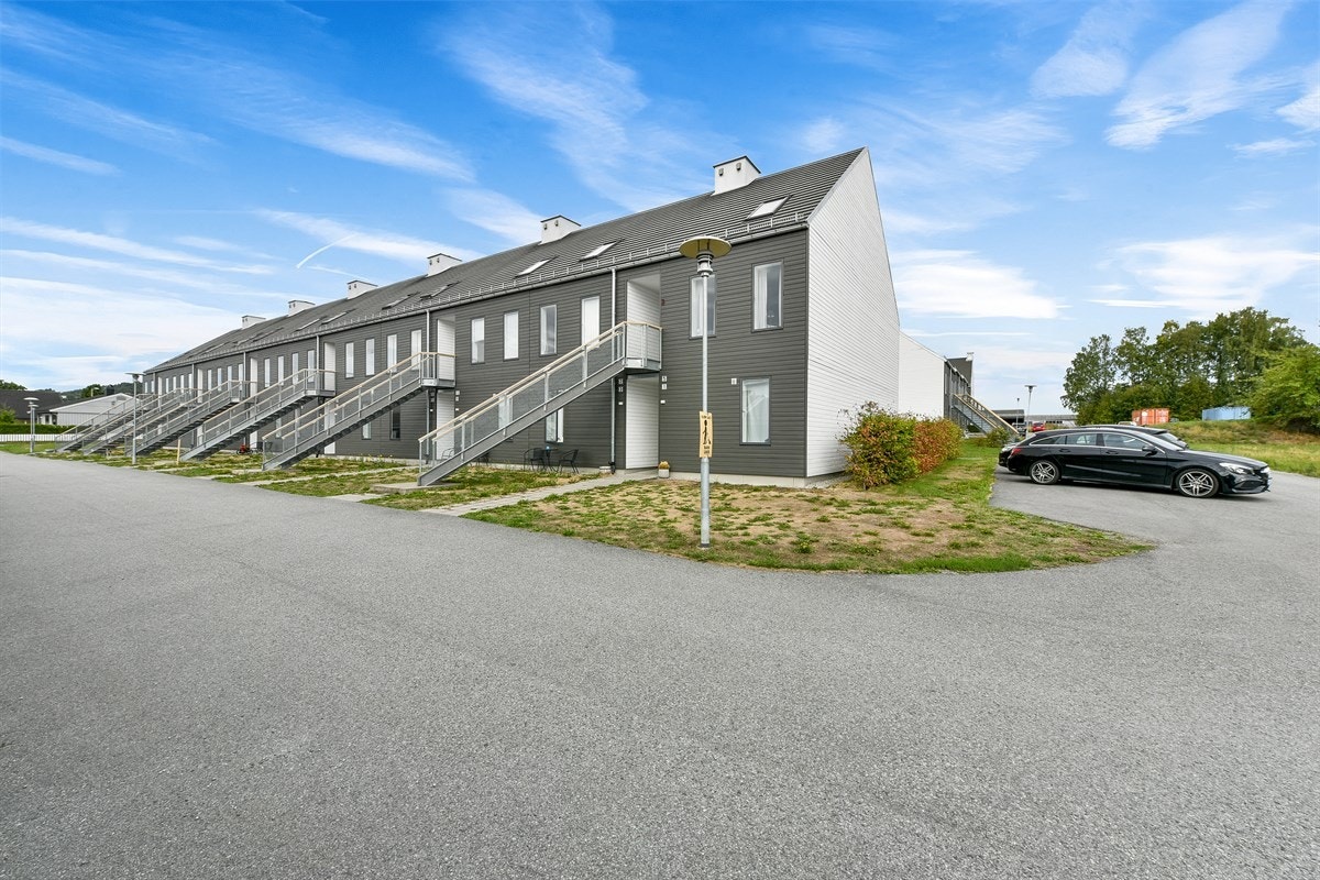 Det er kort vei til Bragernes strand, og fotballbane ved klubbhuset til Sparta/Bragerøen. Banens dekke blir islagt hver vinter. Galleribilde