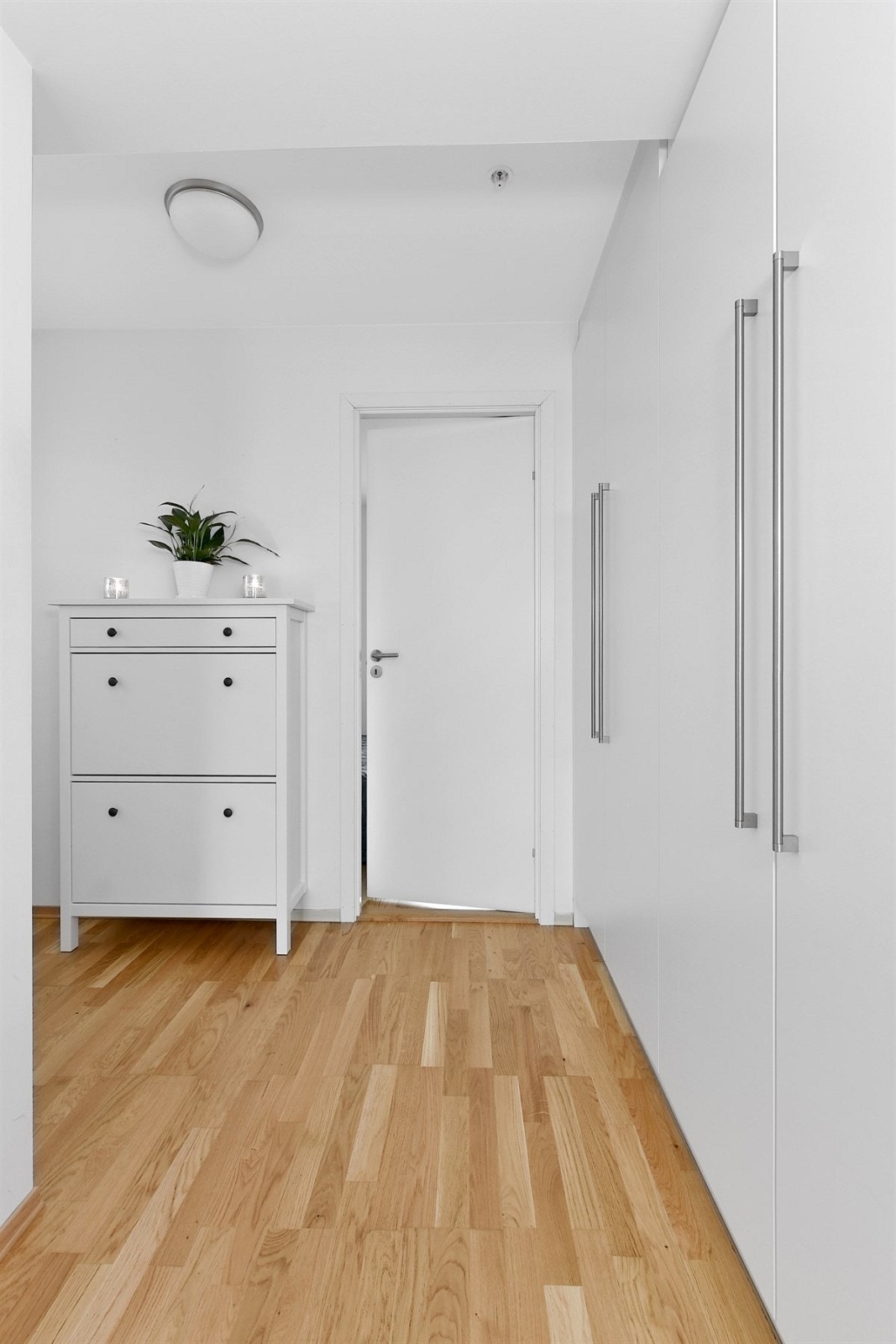 Leiligheten har for øvrig god lagringsplass med bl.a. garderobeskap i entré og disponibel utvendig bod på ca. 5 kvm. Galleribilde