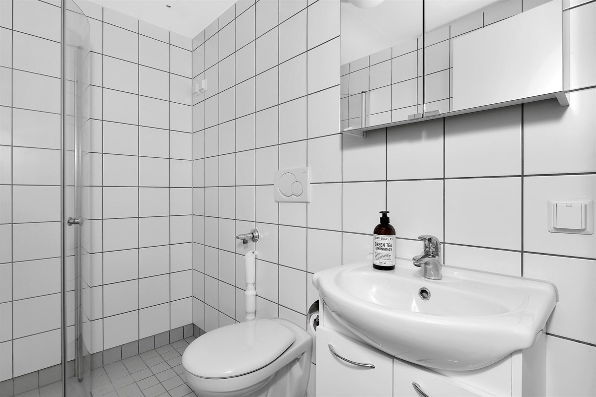 Innredningen består av servant med underskap og et speilskap. Galleribilde