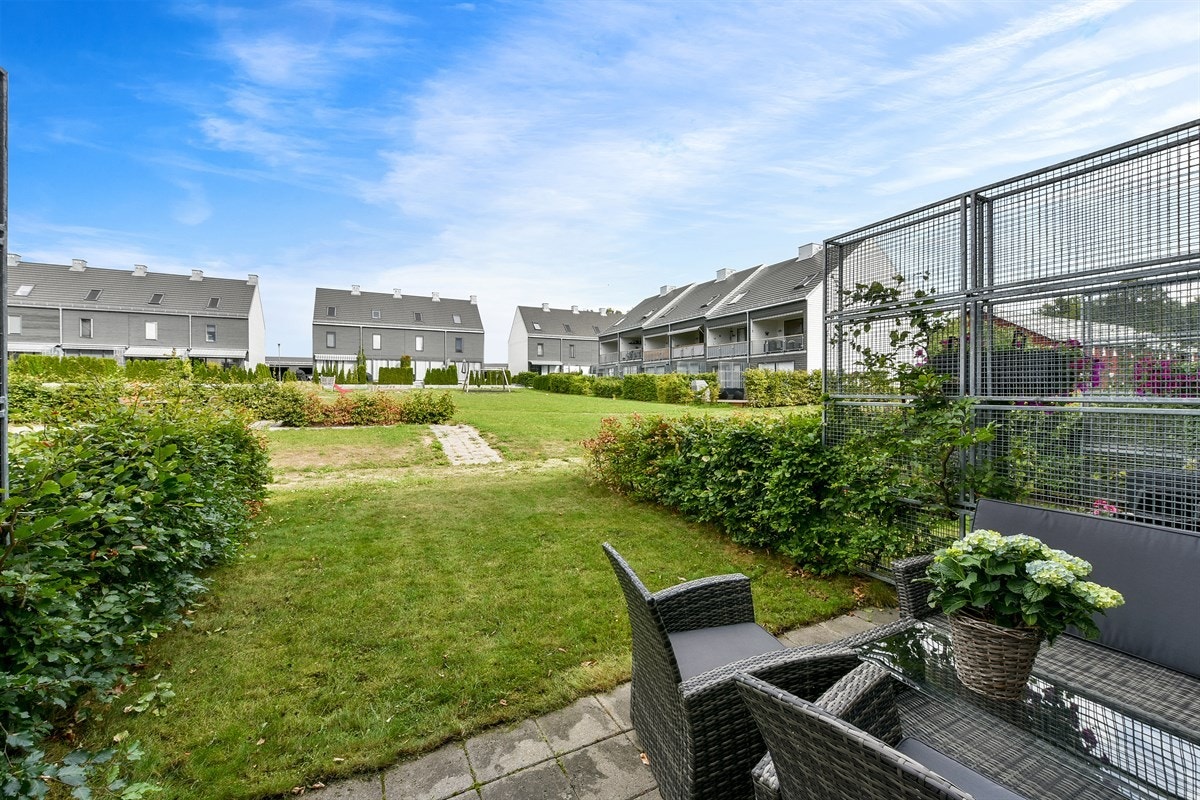 Leiligheten har utgang til en deilig solfylt hage med plen og hellelagt markterrasse. Galleribilde