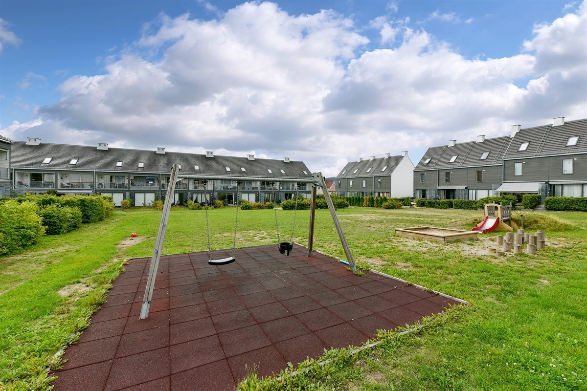 Fellesarealene er pent opparbeidet med plen, beplantning, felles sittegrupper og lekeplass. Galleribilde