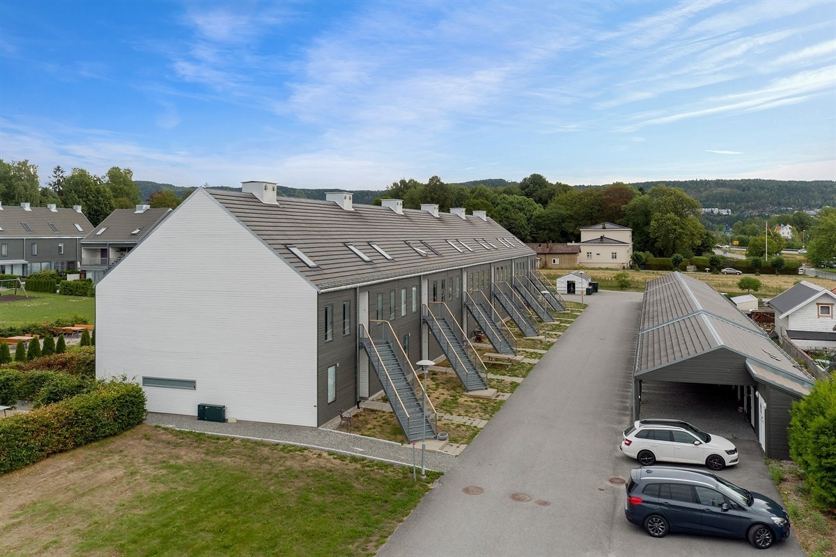 Det er parkering i egen carport og på felles utendørs parkeringsplass/gjesteparkering. Øvrig parkering etter områdets gjeldende bestemmelser. Galleribilde