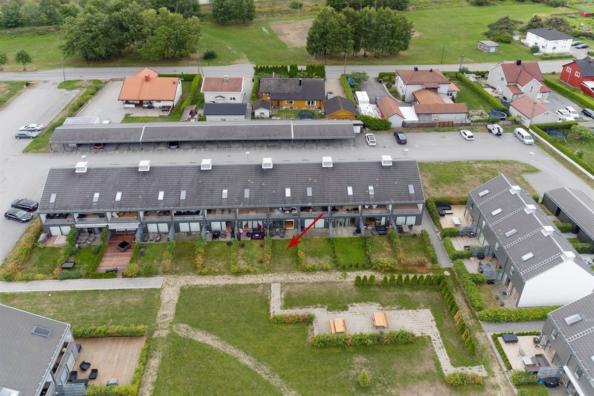 Leiligheten ligger i et attraktivt og sentralt boligområde i Frydenlund Hage, på Lierstranda i Lier kommune. Området har nærhet til offentlig kommunikasjon, samt et rikt utvalg av fasiliteter og servicetilbud. Galleribilde