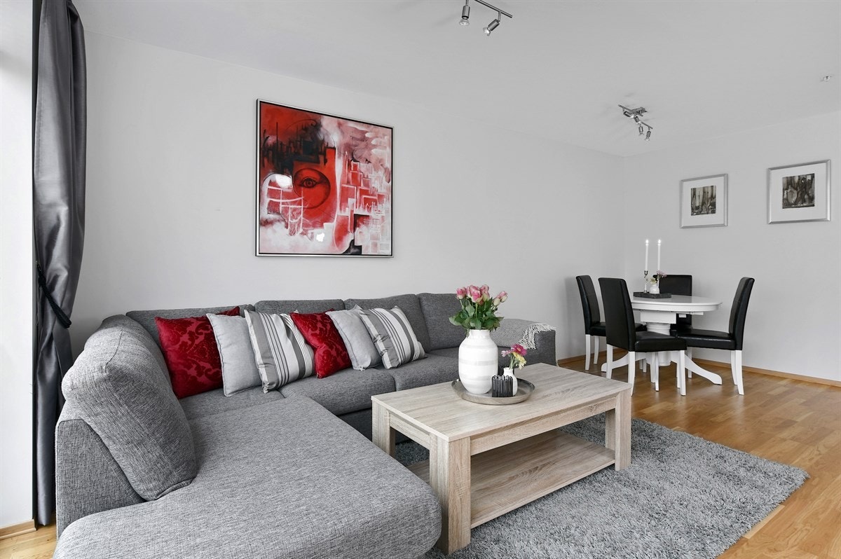 Det er god plass til både sofaløsning med tilhørende møblement, samt et spisebord. Galleribilde