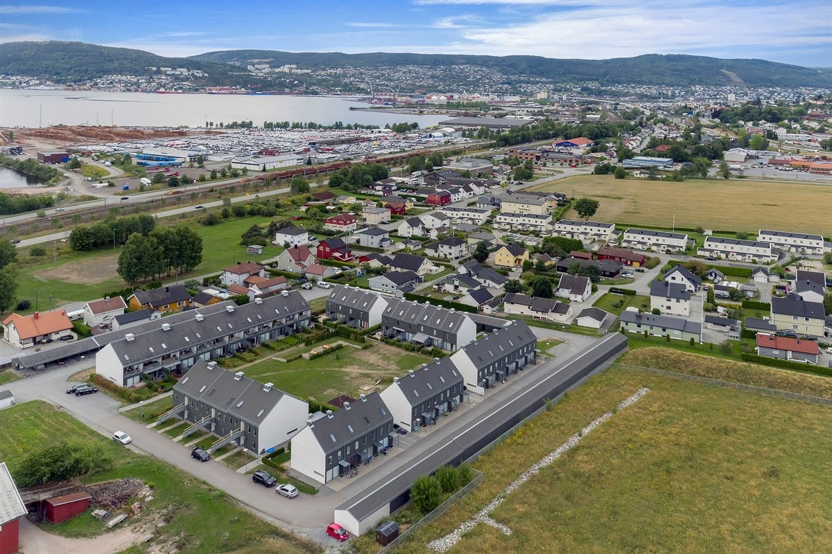 Dagligvarehandelen kan gjøres ved bl.a. Kiwi og Rema 1000. Ønsker du ytterligere servicetilbud har CC Drammen en spennende mix med bransje- og nisjebutikker, store dagligvarebutikker, postkontor og apotek. Galleribilde