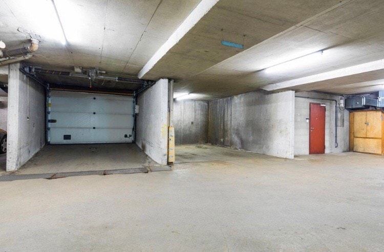 Garasjeplass nr.11, plassen til høyre på bildet Galleribilde