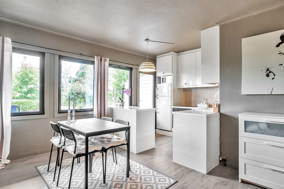 Kjøkken med spiseplass Galleribilde