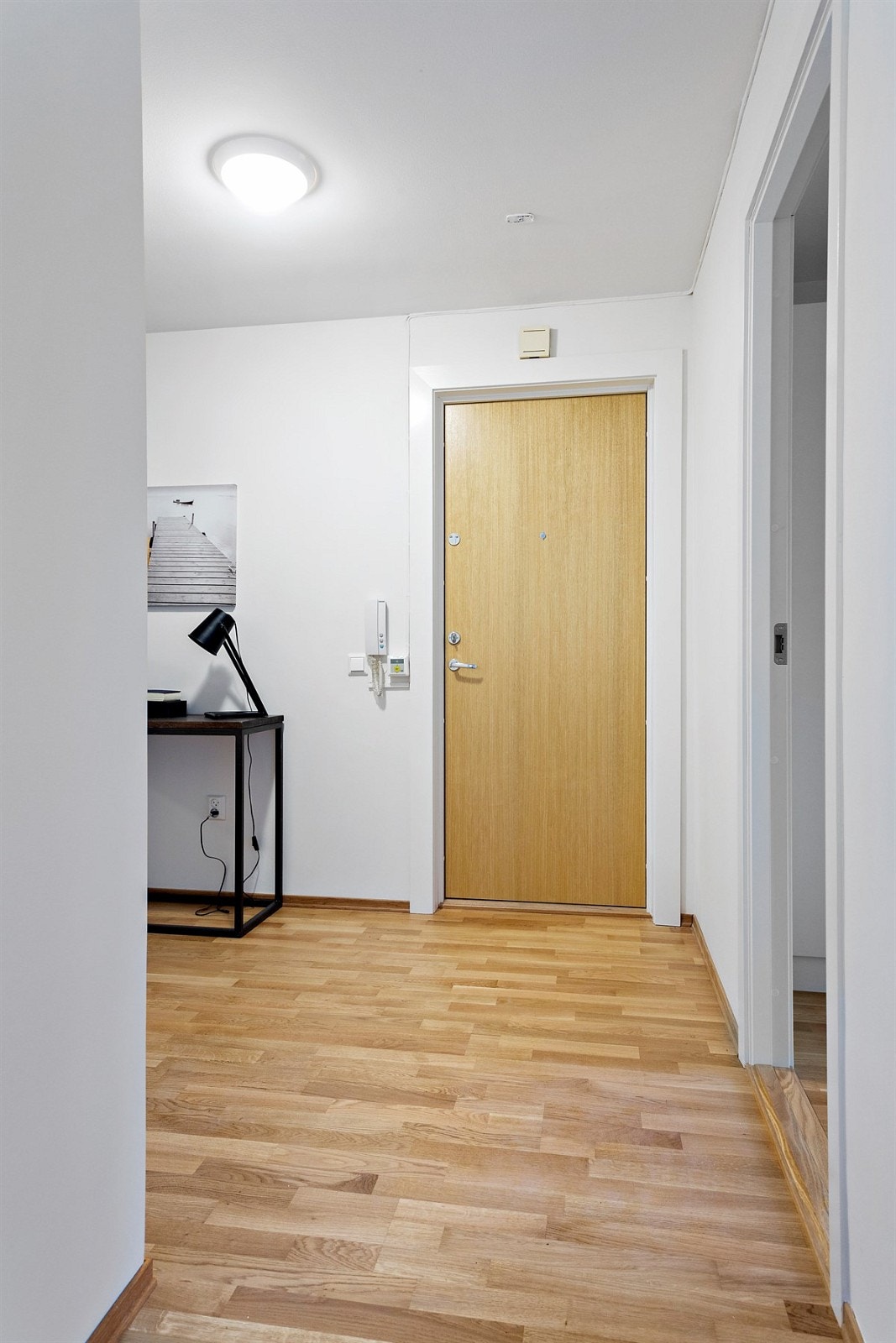 Nytt garderobeskap i entré er installert. Galleribilde