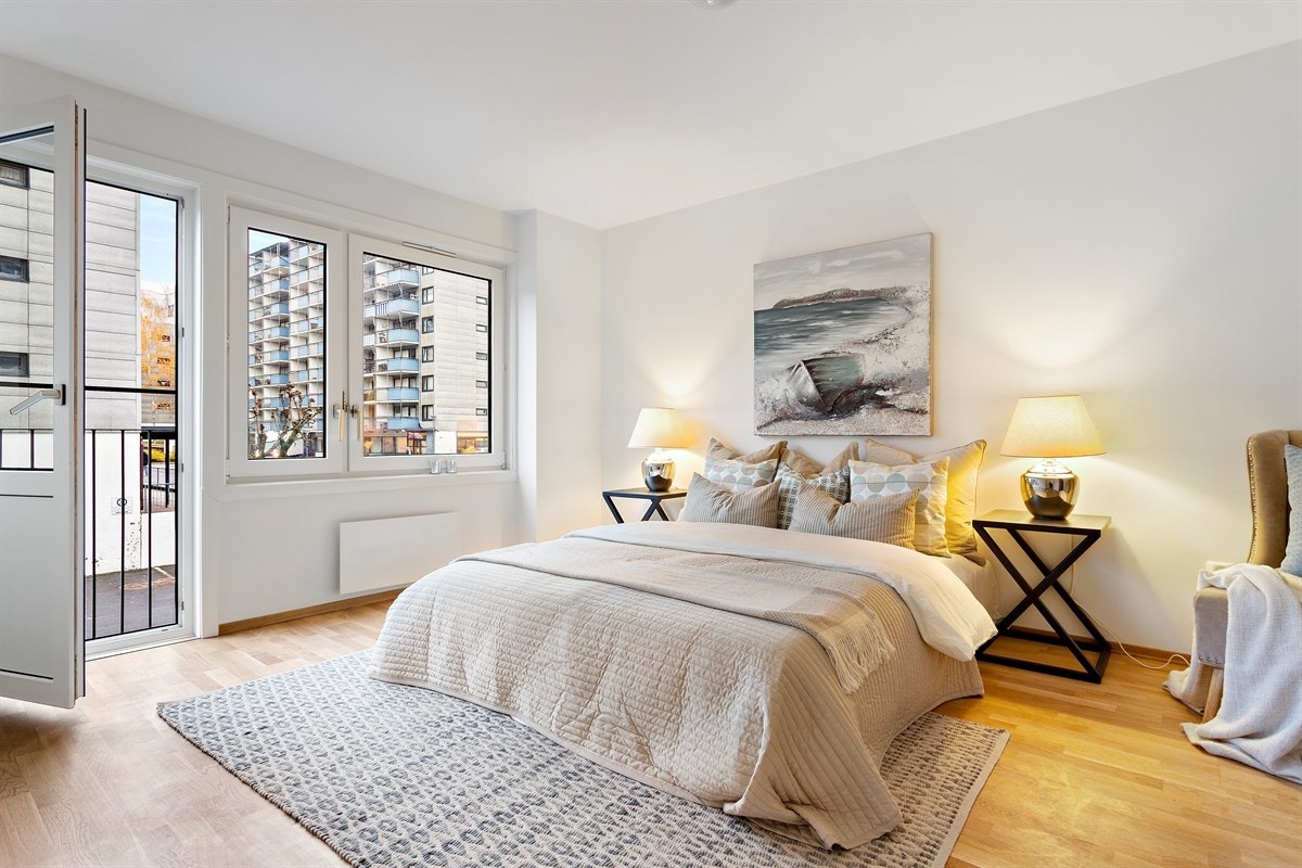 Romslig hovedsoverom med god plass til dobbeltseng. Galleribilde