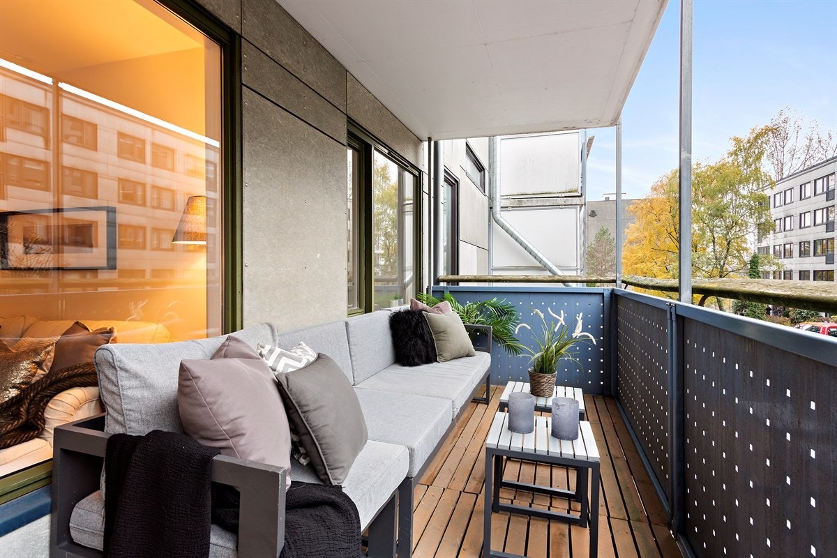 Fra stuen er det utgang til nordvest-vendt balkong på 11 kvm, som gir deg gode solforhold. Galleribilde