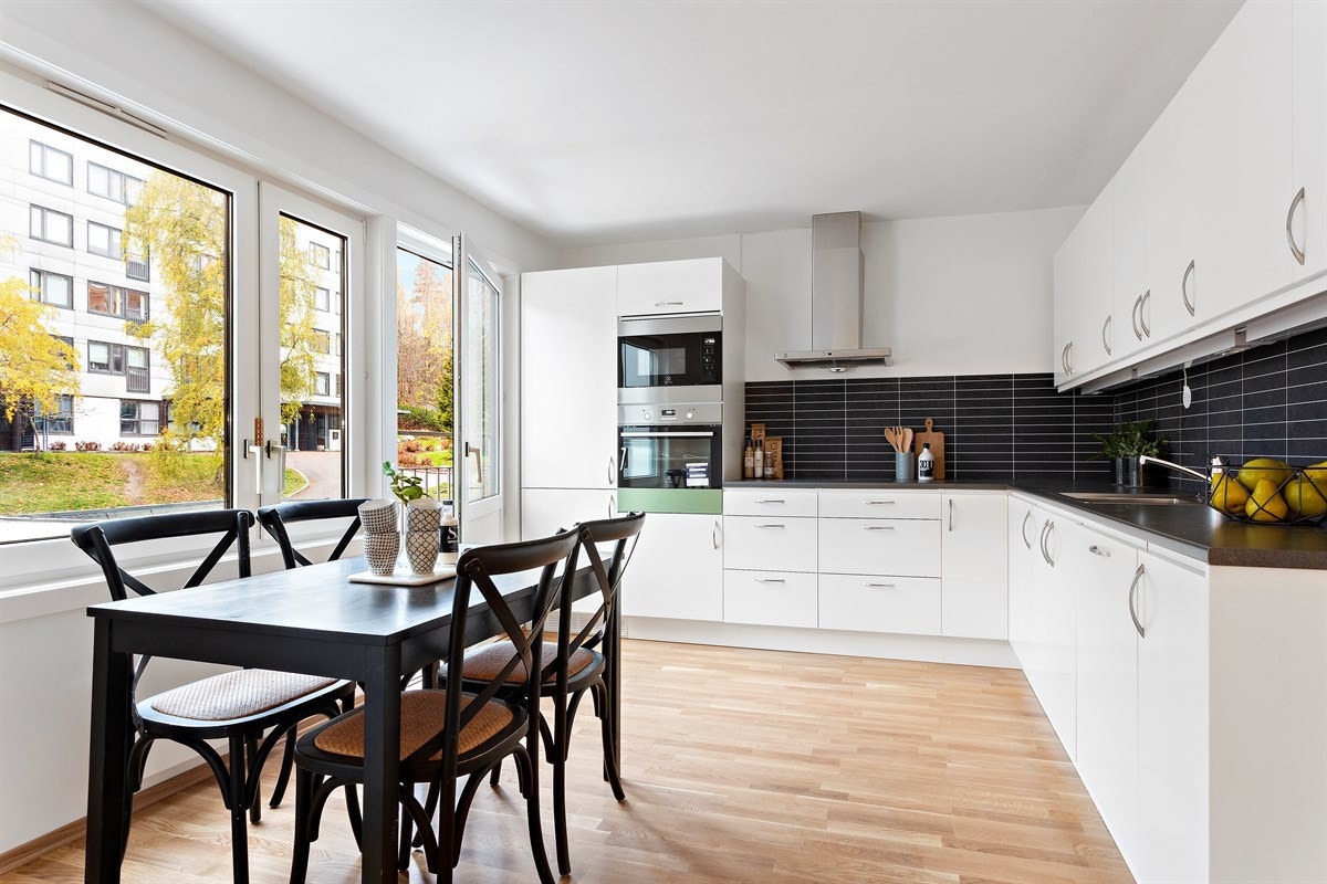 Flott og romslig kjøkken fra 2018 med god skap - og benkeplass. Galleribilde