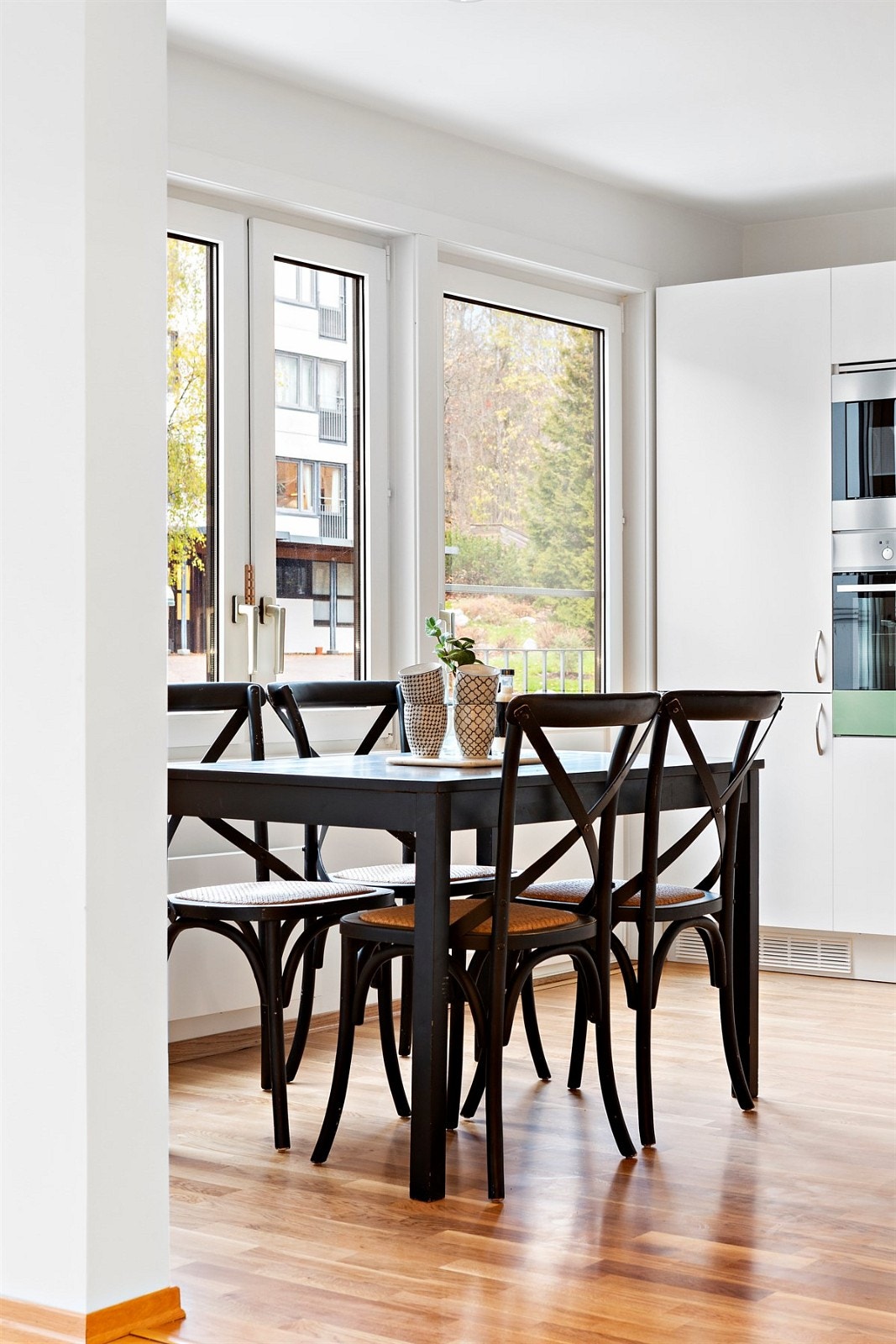 Videre er kjøkkenet utstyrt med ettgrepskran, integrert oppvaskmaskin, frys/kjøl, microovn og komfyr med induksjon koketopp. Ventilator med kullfilter og komfyrvakt. Galleribilde