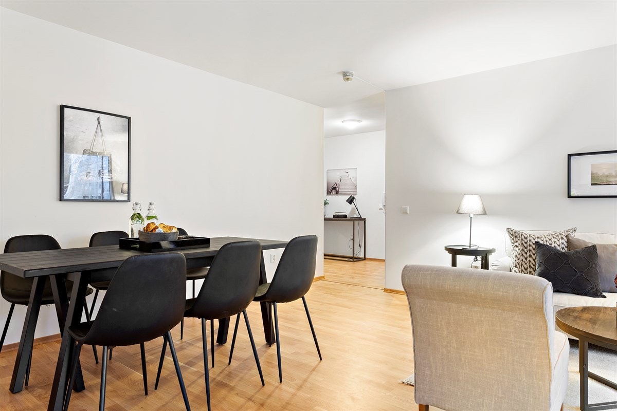 Her får du plass til tv - og sofagruppe, samt spisemøblement. Galleribilde