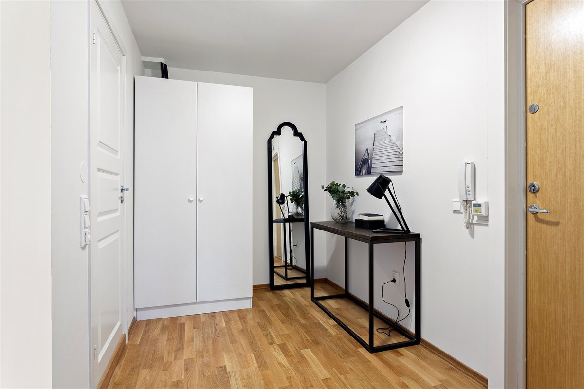 Entréen er lys og innbydende hvor du får plass til oppbevaring av sko - og ytterbekledning. Galleribilde