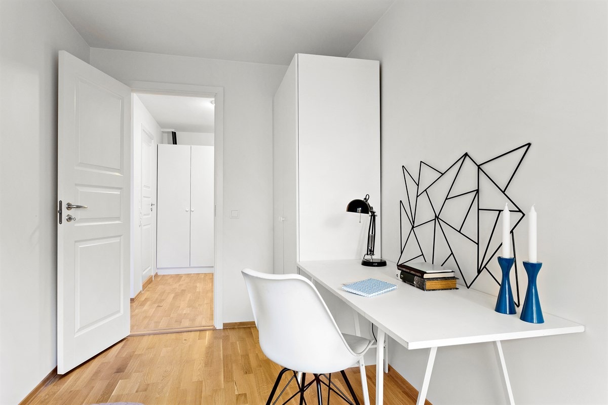 Nye garderobeskap på soverom. Galleribilde