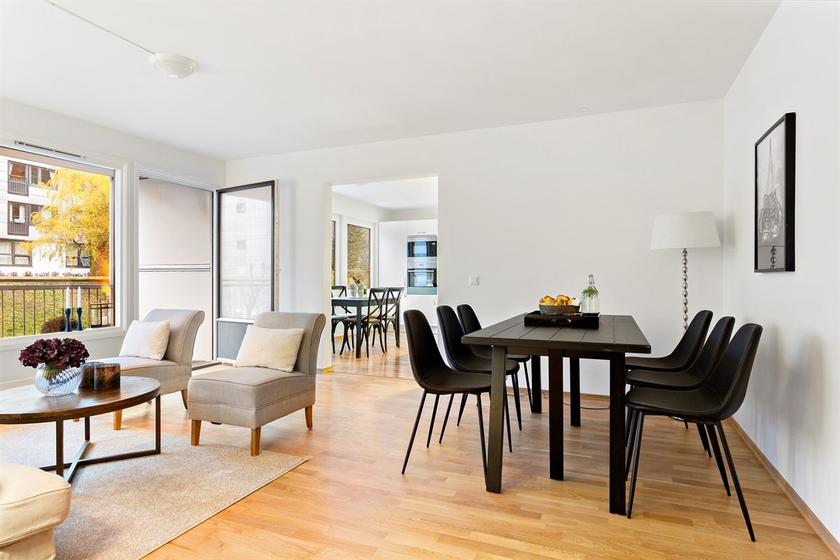 Stuen har en god størrelse hvor du har flere muligheter for møblering. Det er store vindusflater i stuen som slipper inn rikelig med naturlig lys. Galleribilde