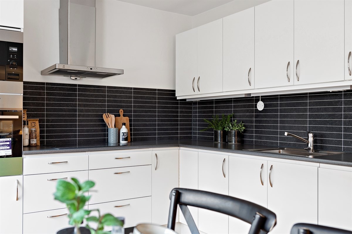 Kjøkkenet har blant annet fransk balkong som gir gode muligheter for utlufting, nye hvitevarer og plass til spisebord med tilhørende møblement. Galleribilde