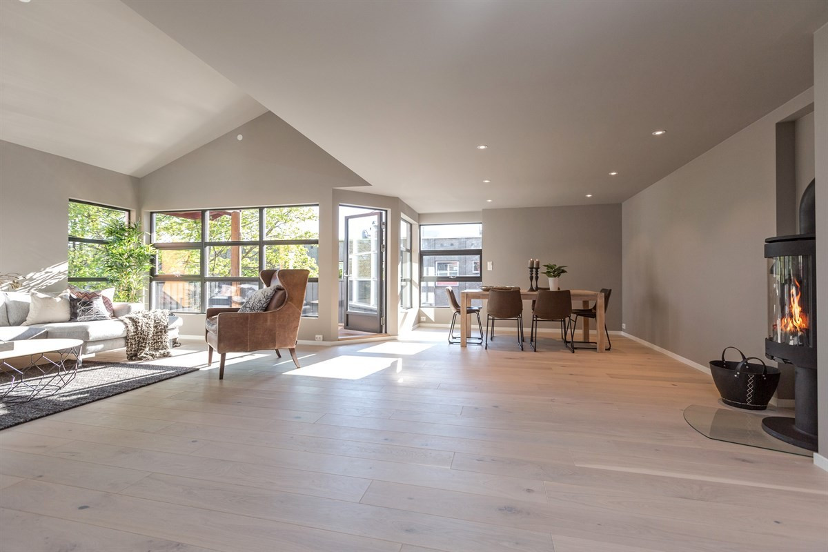 Velkommen inn til denne strøkne leiligheten som oser av design og moderne farge og materialvalg.