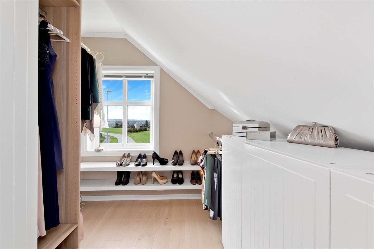 Garderoberom tilknyttet hovedsoverommet. Galleribilde