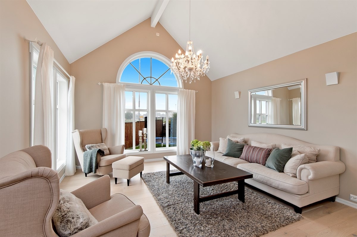 I den innerste delen av stuen finner vi store, herskapelige vindu og sjenerøs takhøyde. Galleribilde